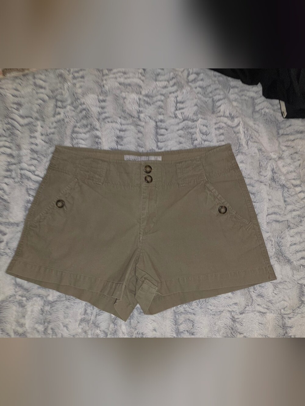 Vintage earthy army green cotton shorts with hidden back pocket buttons. M